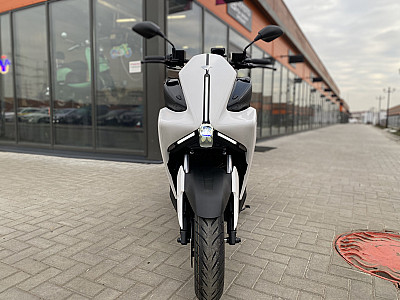 Скутер VMC CYCLONE 49сс (170сс, LED панель, CBS, USB) VIN white