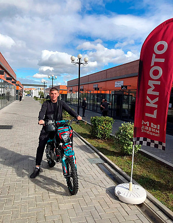 Питбайк REGULMOTO SEVEN MEDALIST 140! Прекрасный пит с маслоохладителем, широким сиденьем и высоким рулем! Питбайк куплен - как подарок на ДР! Поздравляем! Желаем успеха в освоении мототехники!🎂🎂🎂🥳🥳🥳