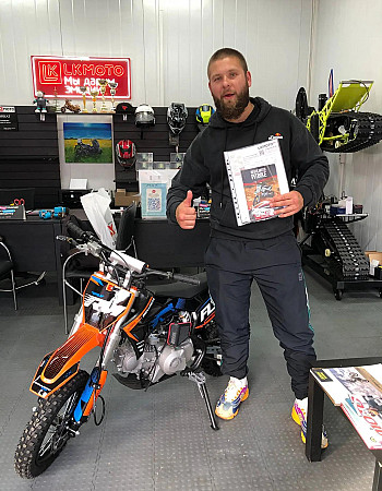 Питбайк для самых маленьких! REGULMOTO FLY!  Колеса 12/10 и центробежное сцепление(передачи переключать не нужно) отличный вариант для входа в Мир Мотоспорта или веселых покатушек вместе с ребенком!  Подойдет детям от 5-6 лет!  ПОЖЕЛАЕМ ИМ БОЛЬШЕ РАДОСТИ И ВЕСЕЛЬЯ!!! ❤️‍🔥❤️‍🔥